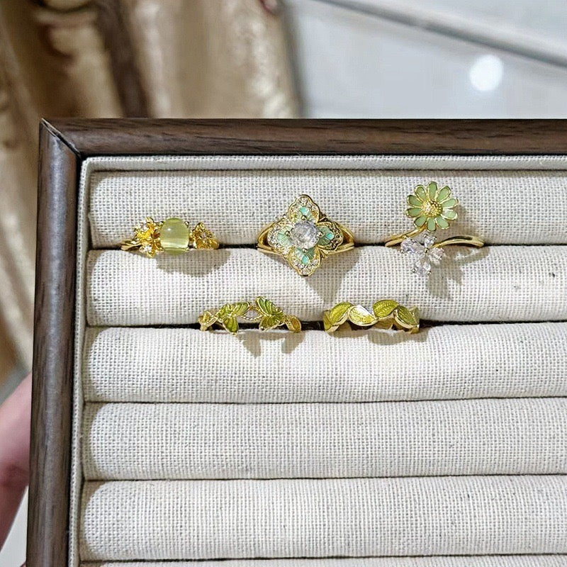 Goldener stapelbarer Ring-Set