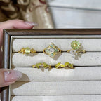 Goldener stapelbarer Ring-Set
