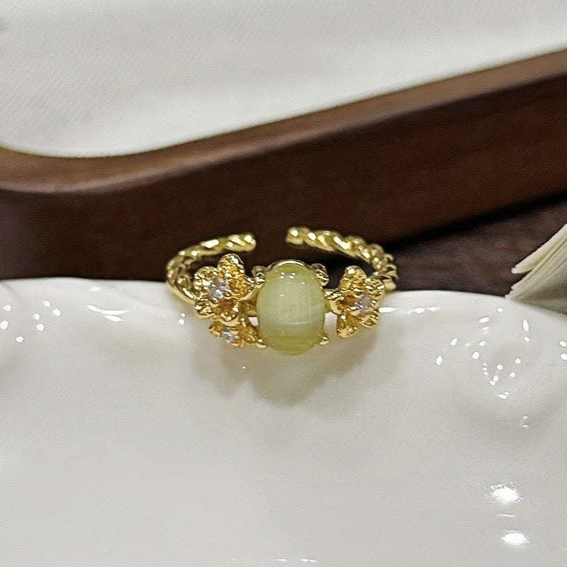 Goldener stapelbarer Ring-Set