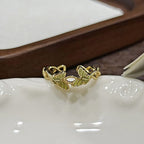 Goldener stapelbarer Ring-Set