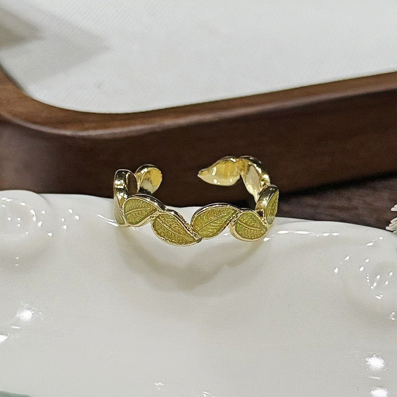 Goldener stapelbarer Ring-Set