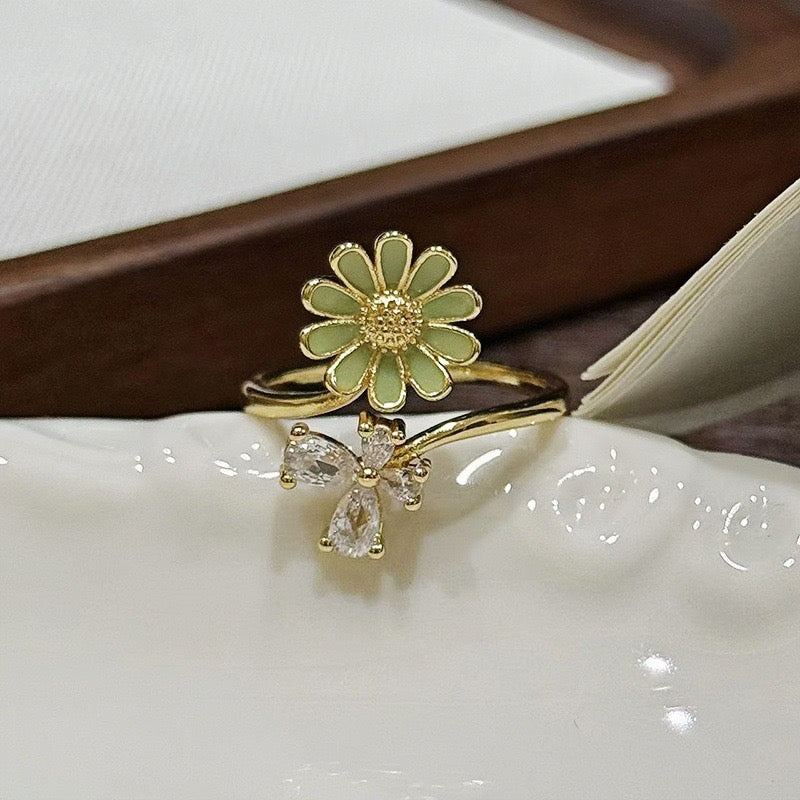 Goldener stapelbarer Ring-Set