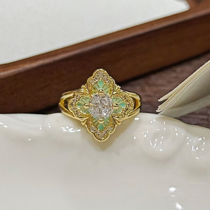 Goldener stapelbarer Ring-Set
