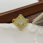 Goldener stapelbarer Ring-Set