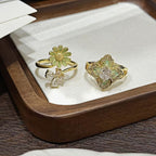 Goldener stapelbarer Ring-Set