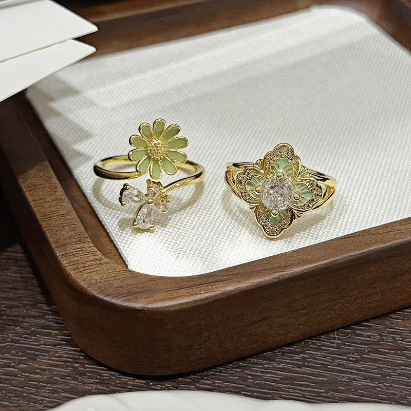 Goldener stapelbarer Ring-Set