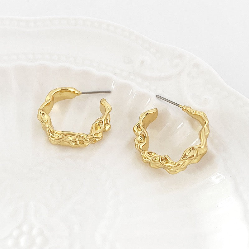 Gold Textured Organic Hoop Earrings – Minimalist Chunky Huggie Hoops for Daily Wear