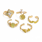 Goldener stapelbarer Ring-Set