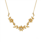 Goldfarbene Halskette mit Blumen- und Blättermotiv